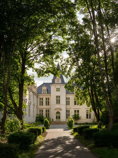 Peek Inside Pierre Sauvage’s 15th-Century Normandy Manor | Architectural Digest Home Spas, Mark D Sikes, Cast Iron Tub, Guest Houses, Blue Paint Colors, Chinoiserie Wallpaper, Beautiful Streets, French Chateau, Los Angeles Homes