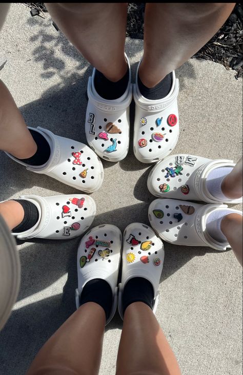 Croc Jibbitz Ideas Summer, Jibbitz Crocs Ideas White, Crock Jibbitz, Crocs Jibbitz Aesthetic, Jibbitz Crocs Ideas, Croc Jibbitz Ideas, Jibbitz Ideas, Cool Crocs, Crocs Aesthetic