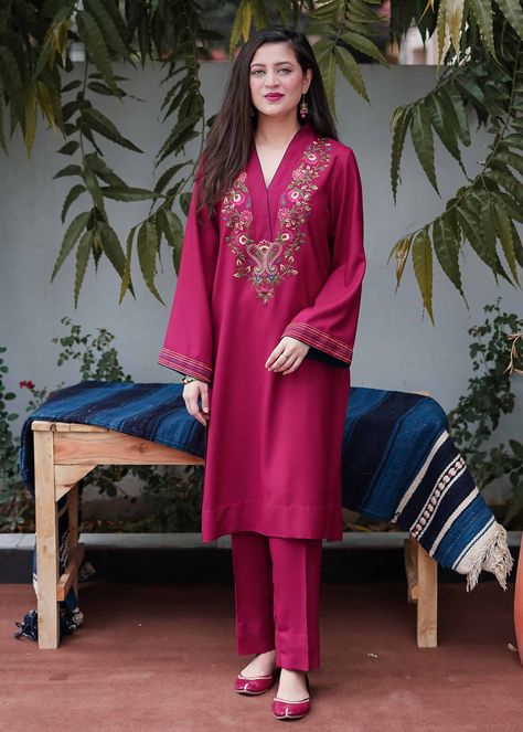 Kashmiri Suits, Dresses Straight, Pink Kurta, Kurta Patterns, Long Kurti Designs, Casual Indian Fashion, Suit Pattern, Dress Design Patterns, Simple Pakistani Dresses