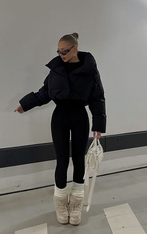 Winter Outfits Sporty Cold, 4 Day Winter Travel Outfits, Winter Outfits Aesthetic Skirt, Krakow Winter Outfit, Streetwear Autumn Outfits, Kim Kardashian Fall Outfits, Moon Boot Outfit Winter, Fall Fur Coat Outfit, Outfit Ideas 2024 Winter