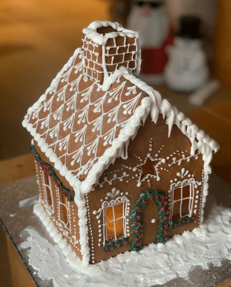 10 Creative Gingerbread Houses to Make This Christmas Gingerbread House Fairytale, Christmas Cake House, Theme Gingerbread House Ideas, Gingerbread House Homemade, Gingerbread House Design Ideas, Gingerbread Designs Ideas, Gingerbread Roof Ideas, Gingerbread House Idea, Easy Gingerbread House Designs