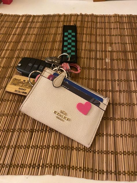 Lanyard Aesthetic Keychain Wallet, Cute Key Lanyard, Wallet And Keychain, New Home Keys Aesthetic, Cute Lanyard Ideas, Trendy Keychains For Car Keys, Wallet Keychain Aesthetic, Wallet And Keys Aesthetic, Lanyard Aesthetic Keychain