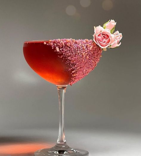 Funky Cocktails, Drink Toppings, Luxury Drinks, Instagram Cocktails, Pretty Alcoholic Drinks, Cocktail And Mocktail, Fancy Cocktails, Cocktail Garnish, Red Lights