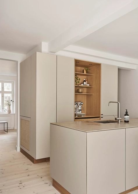 A warm, minimalist kitchen from Nicolaj Bo | These Four Walls Danish Kitchen, Glossy Kitchen, Wood Floor Kitchen, Minimalist Kitchen Design, Small Kitchen Decor, Studio Kitchen, Diego Rivera, Minimalist Interior Design, Built In Bench