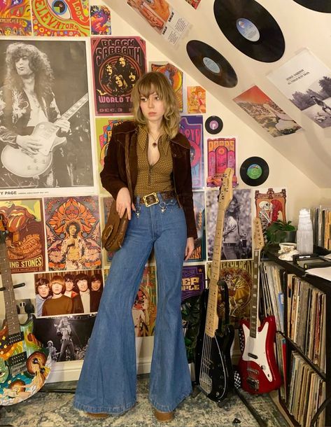 70s Aesthetic Rock And Roll, Daisy Jones Style Aesthetic, Modern 70s Fashion Inspiration, 70s Fashion Tops, 70s Soft Rock Aesthetic, Alternative 70s Fashion, 70s Clogs Outfit, 70s Fashion Outfits Ideas, Bright 70s Aesthetic