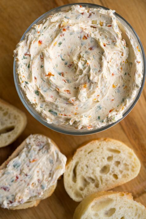 Easy Italian Compound Butter?utm_source=12tomatoes Flavored Butter Recipes, Butter Recipes Homemade, Compound Butter Recipe, Flavored Butter, Compound Butter, Butter Spread, Easy Italian, Homemade Butter, Snacks Für Party