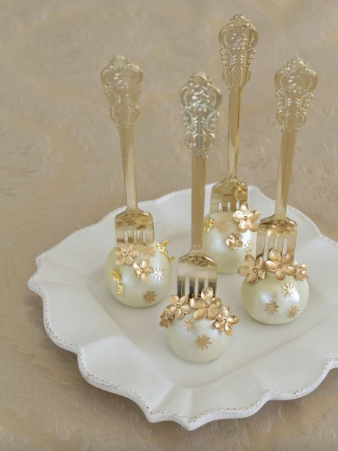 Wedding Cake Pops Display, Wedding Cake Pops Ideas, Fancy Cake Pops, Cake Pops Ideas, Cake Pops Wedding, Elegant Cake Pops, Cake Pucks, Flower Cake Pops, Cake Themes