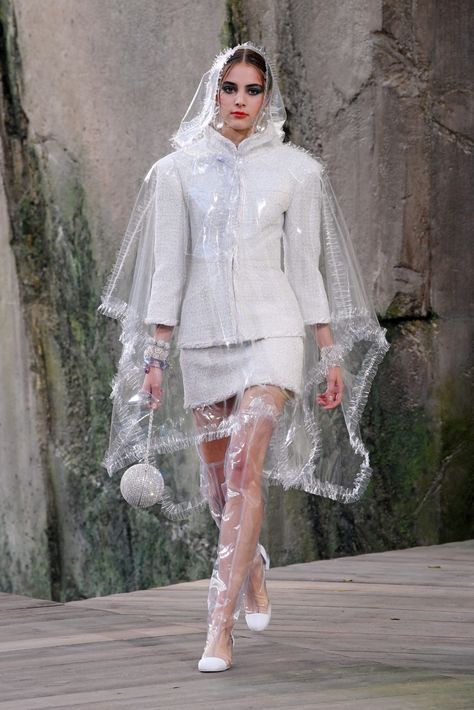 Plastic Outfit, Rain Fashion, Rain Dress, Plastic Fashion, Space Fashion, Recycled Fashion, Raincoats For Women, Rain Wear, Couture Collection