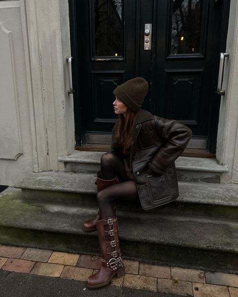 Buckle Boots Outfit, Moto Boots Outfit, Brown Biker Boots, Biker Boots Outfit, Brown Buckle Boots, Brown Boots Outfit, Pernille Teisbaek, Outfit Botas, Fall Boots Outfit