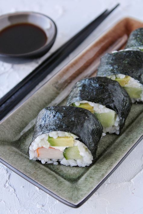 Sushi met roomkaas, surimi, avocado en komkommer Another Day, Avocado, Drinks, Ethnic Recipes, Van