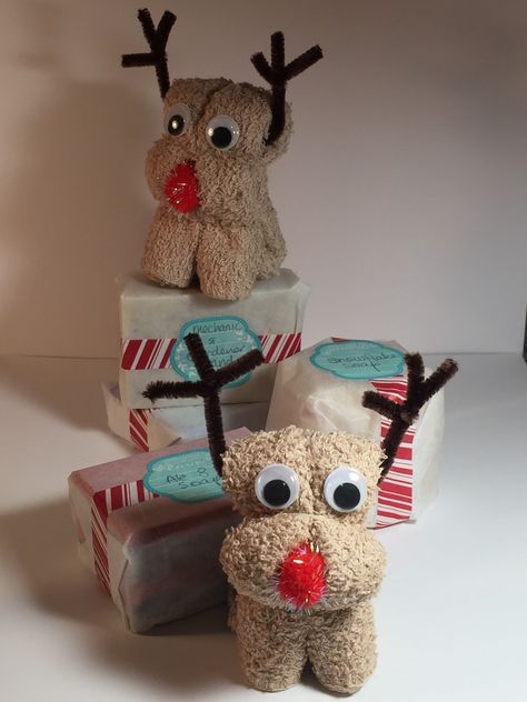 Rolled Reindeer Washcloths for Soap Gifting Flannel Animals, Towel Creations, Cupcake Socks, Cloth Animals, Reindeer Diy, Washcloth Animals, Towel Origami, Washcloth Crafts, Towel Folding