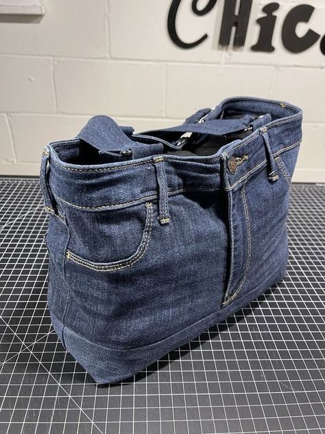 Denim Tote Bag Diy Old Jeans, Jean Pocket Purse, Jeans Bag Diy, Bag Upcycle, Denim Recycling, Denim Sewing, Denim Recycle, Pocket Ideas, Denim Bags From Jeans