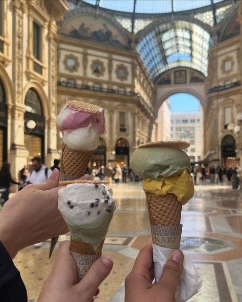 quando a milano 🍨✨ Apple Store Milan, Milan Summer Aesthetic, Milan Photos, Milan Italy Aesthetic, Milano Winter, Milano Aesthetic, Milan Aesthetic, Milan Instagram, Italia Aesthetic