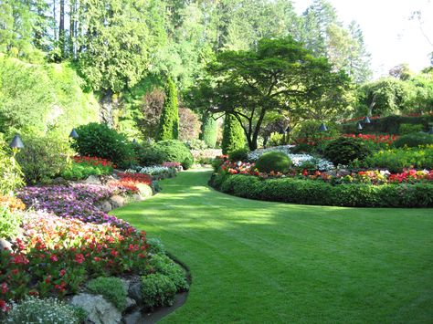 Large Garden Ideas, Big Gardens, Huge Garden, Wallpaper Garden, Large Backyard Landscaping, Garden Nails, Gardening Quotes, Patio Grande, Side Yard Landscaping