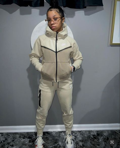 Nike Tech Fleece Womens Outfit Baddie, Womens Nike Tech Outfit, Women Nike Tech Outfit, Tuta Tech, Nike Tech Fleece Womens Outfit, Nike Tech Girl, Girls Nike Tech, Nike Tracksuit Outfit Women, Nike Tech Fleece Womens