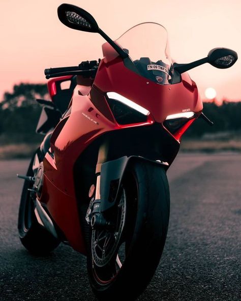 The Ducati Panigale V2 is a 955 cc sport bike manufactured by Ducati as the successor to the Panigale 959. The Ducati Panigale V2 motorcycle is named after the small manufacturing town of Borgo Panigale.Ducati Panigale V2 was announced in 2019 for the 2020 model year. 🤘🤘Stay connected with 𝑹𝒊𝒅𝒆𝒓𝒔 🆉🅾🅽🅴 Ltd #dukati#yamahar6#Ducatibikes#bike#biker#ducatibike#bikers#bikerszone Ducati Wallpaper, Panigale 959, Ducati Panigale V2, Ducati Motorbike, Bike Wallpaper, Xe Ducati, Panigale V4, Ducati 1199, Moto Ducati