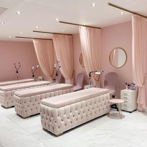 Runway Lash Co. on Instagram: “Lash salon goals right here from @lux_lashes_ltd 👏🙌💗 #lashbosses #lashsupplies #lashsuppliesaustralia #lashadhesive #runwaylashco…” Pink Lash Salon Ideas, Lash Salon Layout, Lashes Studio Interior Design, Lash Room Design, Lash Salon Interior Design Luxury, Luxury Lash Studio, Spa Room Decor Luxury, Lash Salon Ideas, Salon Suite Design