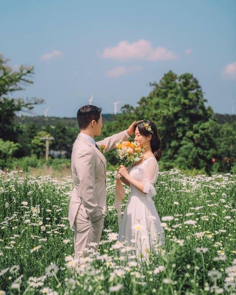 Garden Pre Wedding Photoshoot, Korean Engagement Photos, Prenup Theme, Inspirasi Prewedding, Photo Angles, Prenup Photos, Prenuptial Photoshoot, Prenup Shoot, Wisteria Wedding