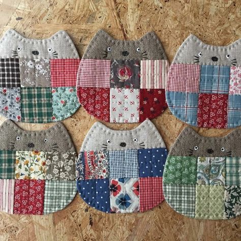 Cat Quilt Patterns, Crate Ideas, Mug Rug Patterns, Milk Crate, Sewing Machine Projects, Scrap Fabric Crafts, Scrap Fabric Projects, Fabric Christmas Ornaments Diy, Christmas Ornaments Diy