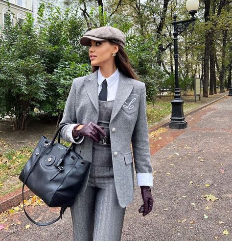 Peaky Blinders Outfit Women, Stylish Business Outfits, Women In Tie, Instagram Autumn, Woman Suit Fashion, Classy Work Outfits, Streetwear Fashion Women, 2023 Autumn