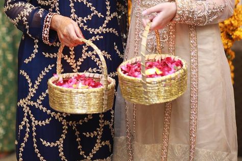 Flower trays Nikkah Essentials, Mehndi Accessories, Pakistani Mehndi Decor, Doodh Pilai, Mehndi Plates, Bunny From A Square, Bride Entrance, Mehendi Decor Ideas, Asian Wedding Photography