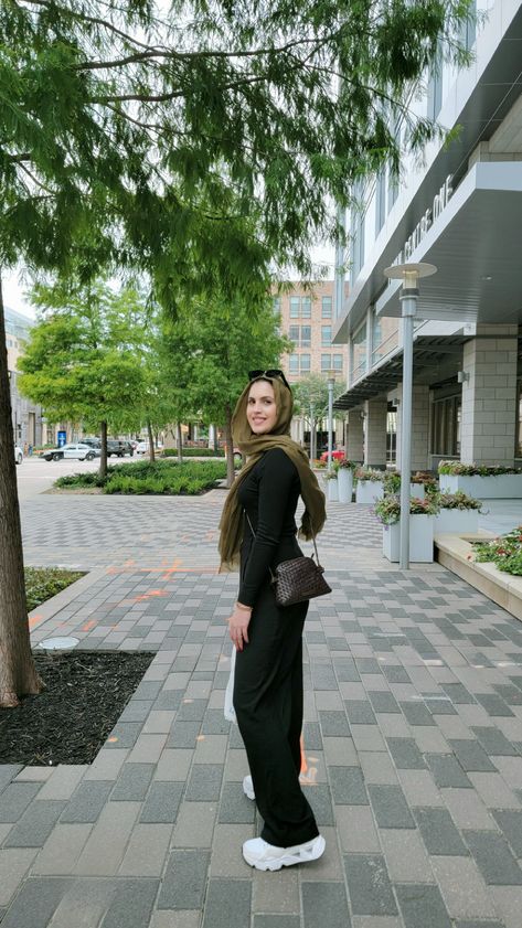 Hijabi, modest fashion, on the go outfit ideas 💡 Black Linen Pants, Ribbed Shirt, Hijabi Outfits, Black Linen, Black Rib, Linen Pants, The Go, Long Sleeve, Pants