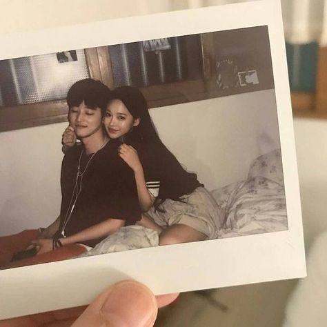 Liskook Edit, Kore Ulzzang, Tamako Love Story, Polaroid Photo, 사진 촬영 포즈, Kpop Couples, Polaroid Pictures, Ulzzang Couple, Korean Couple