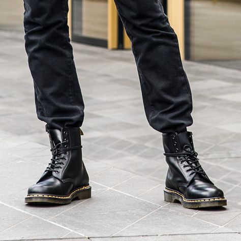 Dock Martens, Doc Martens Men, Dr Martens Men Outfit, Black Docs, Botas Outfit, Dr Martens Black Boots, Workwear Aesthetic, Doc Martens Mens, Black Military Boots