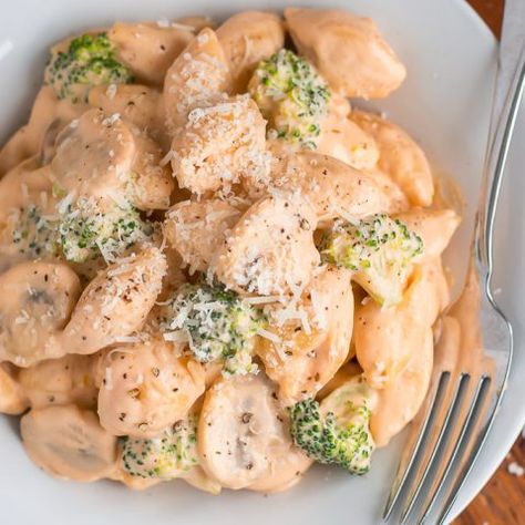 Parmesan Broccoli Pasta, Dinner Date At Home, Date At Home, Pasta Con Broccoli, Broccoli Pasta Recipe, Crockpot Pasta, Parmesan Broccoli, Lent Recipes, Broccoli Recipe