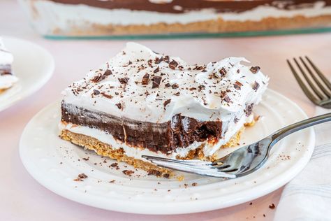 We Made the 1985 Striped Delight Recipe—and It's the Potluck Dessert of Our Dreams (It's Heavenly!) Striped Delight Dessert, Striped Delight, Potluck Dessert, Delight Dessert, Elaborate Cakes, Potluck Desserts, Impressive Desserts, Homemade Apple Pies, Desserts For A Crowd