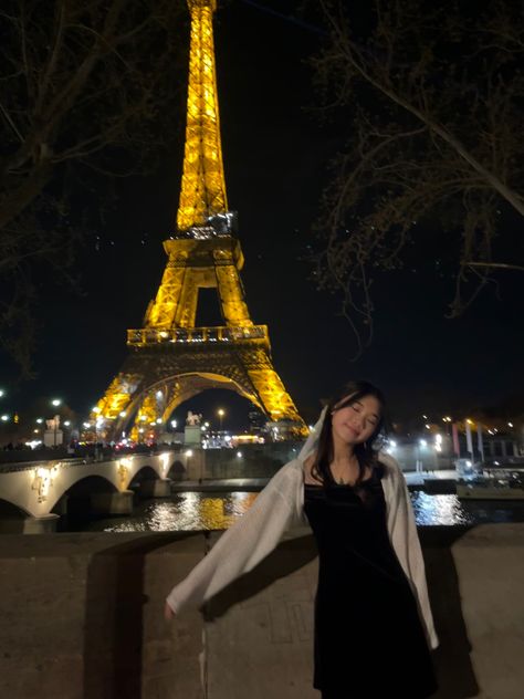 Paris Outfit Inspo Fall, Halfbody Pose, Eiffel Tower Picture Ideas, Paris Core, Paris Picture Ideas, Eiffel Tower Pictures, Parisian Outfits, France Aesthetic, Paris France Travel