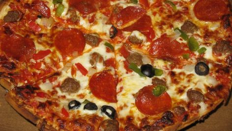 10 Frozen Pizza Hacks That Will Change Everything Cheese For Pizza, Pizza Hacks, Crispy Pizza, Leftover Pizza, Make Your Own Pizza, Making Homemade Pizza, Pizza Day, Frozen Pizza, Pizza Bake