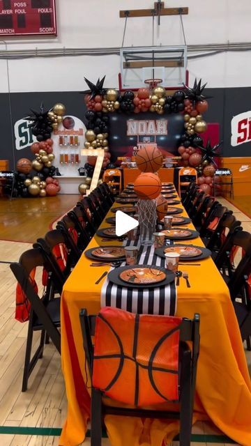 Party & Event Inspiration by Annie Harutoonian & Jessica Nerses on Instagram: "A basketball lovers dream birthday party 🏀🏀🏀 by @bdashd #theeventcollectivex" Basketball Themed Birthday Party Ideas, Phoenix Suns Birthday Party, 8 Birthday Party Ideas Boys, Basketball Theme Party Decoration, Basketball Sweet 16 Party, Basketball Event Ideas, Nba Basketball Party Ideas, Nba Theme Party, 13 Year Boy Birthday Ideas