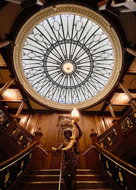 Exact scale replica of Titanic’s grand staircase in Titanic museum. Titanic Bathroom, Cal Titanic, Titanic Movie Aesthetic, 1910 Aesthetic, Titanic Aesthetic, Rose Dawson, Titanic Art, Nashville Photography, White Star Line