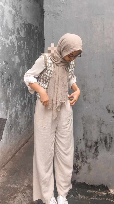 Vest Outfits Hijab, Earthtone Outfits, Ootd Vest, Ootd Korean Style, Hijab Style Casual, Hijabi Fashion Casual, Casual Hijab, Casual Hijab Outfit, Hijab Fashion Inspiration