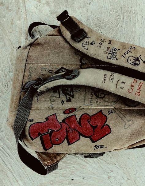 Graffiti On Backpack, Art Bag Aesthetic, Graffiti On Clothes, Drawing On Backpack, Art School Bag, Street Art Ideas, Graffiti Clothes, Graffiti School, Digital Poster Design