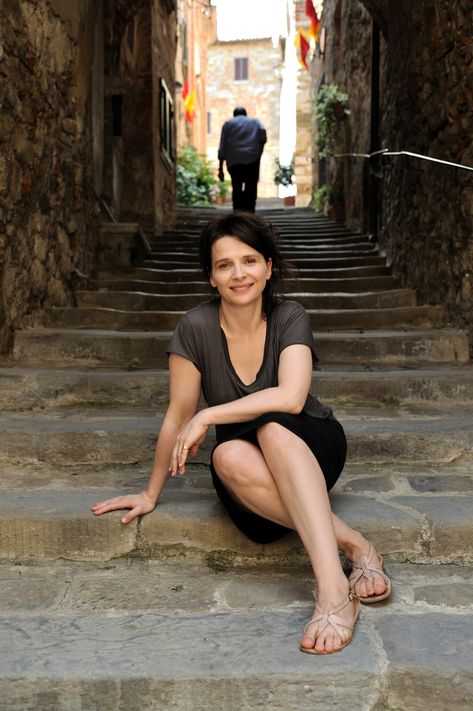 Juliette Binoche... so simply and beautiful Juliette Binoche Chocolat, 2010 Movies, Julia Ormond, Certified Copy, The English Patient, Juliette Lewis, Hollywood Art, Juliette Binoche, Actrices Hollywood