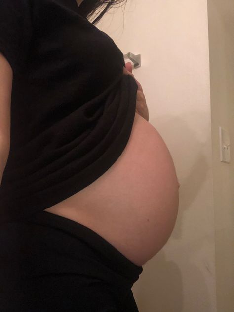 40 Weeks Pregnant Belly, Pregnancy Bump Aesthetic, Small Pregnant Belly Aesthetic, Three Months Pregnant Belly, Pregnant Snapchat, 6 Month Pregnancy Belly, Small Pregnancy Bump, Pregnancy Workout Outfits, 5 Months Pregnant Belly