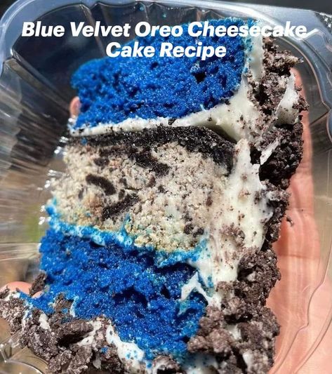 Closeup of a Blue Velvet Oreo Cheesecake Cake with Oreo crumbs on top Oreo Cheesecake Cake, Blue Velvet Cake, Blue Velvet Cakes, Cheesecake Oreo, Dessert Simple, Cake Layers, Cheesecake Cake, Junk Food Snacks, Cheesecake Filling