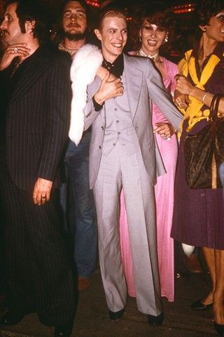 David Bowie at Studio 54... so stunningly  stylish! Studio 54 Fashion, Angela Bowie, Duncan Jones, Studio 54 Party, Disco Birthday, 70s Glam, Disco Fashion, Anthony Kiedis, New York Vintage