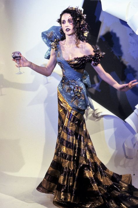 Dior Runway, Galliano Dior, Dior Collection, 90s Runway Fashion, Runway Fashion Couture, Dior Dress, Runway Outfits, Christian Dior Haute Couture, Dior Haute Couture