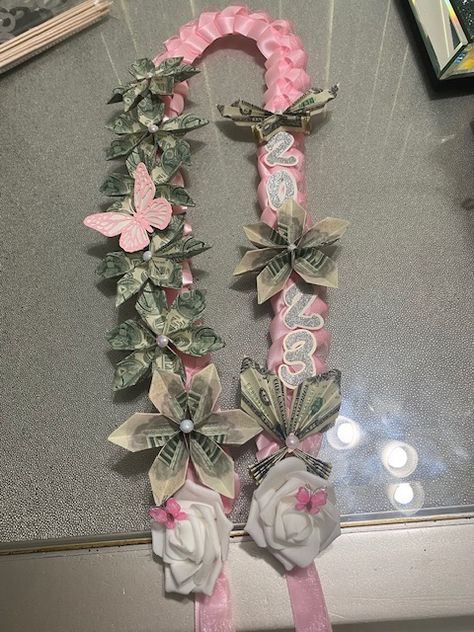 Pink And White Graduation Lei, Graduation Outfit Ideas Pink, Pink Graduation Lei, Graduation Scarf Ideas, Lei Ideas For Graduation, Grad Lays, Graduation Sash Ideas High Schools, Graduation Cap Designs Pink, Graduation Lay