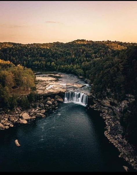 National Geographic Photography | Cumberland falls in Kentucky | Facebook Cumberland Falls Kentucky, Lake Cumberland Kentucky, Kentucky Tourism, National Geographic Photography, Cumberland Falls, Louisiana Swamp, Kentucky Travel, Everglades Florida, Animals Photos