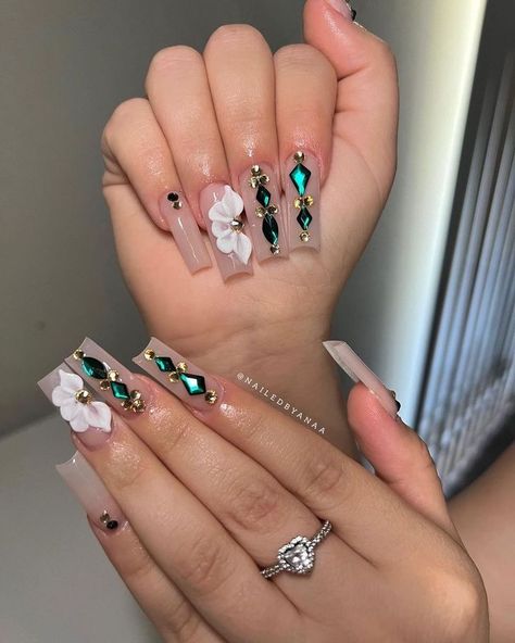 Acrylic Nails Quince, Nails Quince, Burgundy Acrylic Nails, Quince Nails, Quinceanera Nails, Emerald Nails, Green Acrylic Nails, Green Nail Designs, Green Nail