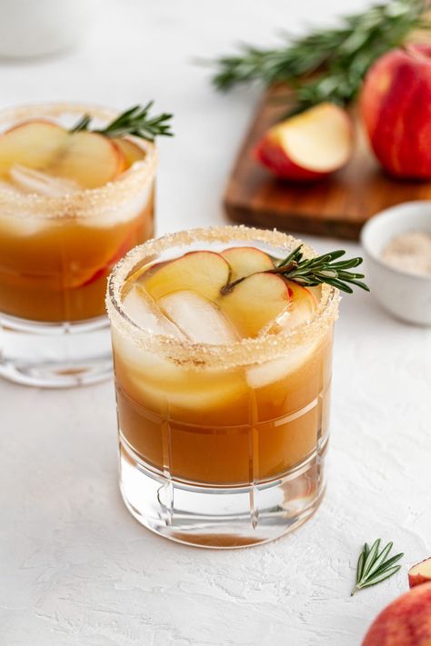 Vodka Smash, Sliced Apple, Apple Cider Cocktail, Ginger Liqueur, Cider Cocktails, Thanksgiving Cocktails, Apple Spice, Refreshing Cocktail, Apple Varieties