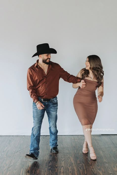 Mexican Couple Outfits, Vaquero Couple Outfits, Couple Cowboy Outfits, Engagement Photos Mexican Theme, Mexican Engagement Photos, Sesion Ideas, Vaquero Outfit, Western Engagement Pictures, Mexican Couple