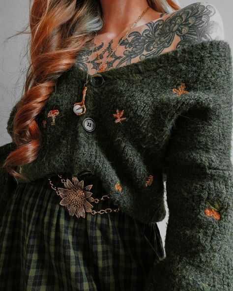 Green Academia Aesthetic Outfit, Green Witch Aesthetic Fashion, Academia Fall Outfits, Green Witch Outfit, Forest Goth, Scandinavian Clothes, Modern Witch Outfit, Dark Academia Winter, Witch Aesthetic Fashion