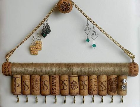 Wine Cork Jewelry, Jewelry Cleaner Diy, Earrings Holder, Wine Cork Diy Crafts, Cork Crafts Diy, Wine Cork Diy, Jewellery Organiser, Wine Cork Art, Cork Jewelry