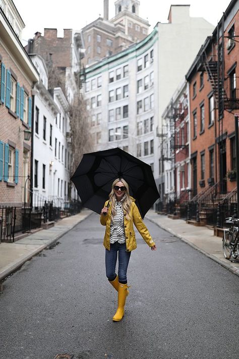 YELLOW STRIPES // RAINY DAY STYLE Outfit Rain, Rainy Day Outfit Casual, Rainy Day Outfit For Work, Hunter Boots Outfit, Rain Outfit, Rainy Day Fashion, Gorgeous Style, Weather Outfits, Hunter Rain Boots