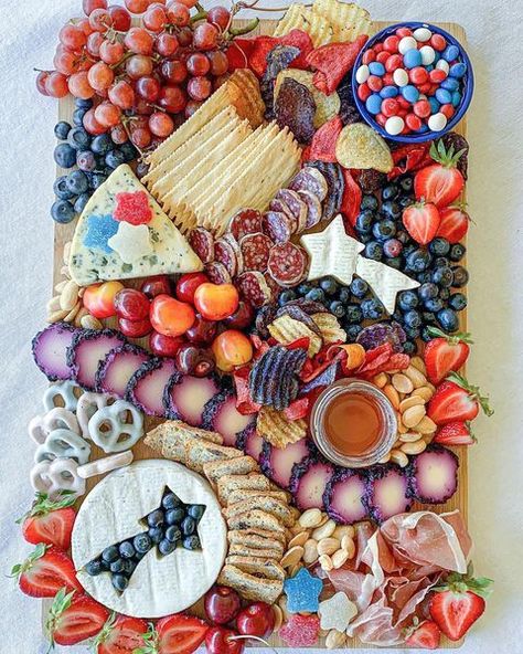 50+ Amazing 4th of July Charcuterie boards Everyone Will Love! This includes 4th of July charcuterie board, 4th of July charcuterie board ideas, 4th of July charcuterie, 4th of July charcuterie board dessert, 4th of July charcuterie board easy and more! This also includes July 4th charcuterie boards, charcuterie boards for 4th of July, 4th of July food, 4th of July food ideas, 4th of July food appetizers and more! #4thofjulycharcuterieboards #4thofjulycharcuterie #charcuterieboards Appiterzer Charcuterie Board, 4th Of July Food Appetizers, Patriotic Charcuterie Board, Charcuterie Board Dessert, 4th Of July Charcuterie Board, Food 4th Of July, 4th Of July Food Ideas, Citizenship Party, July Food Ideas